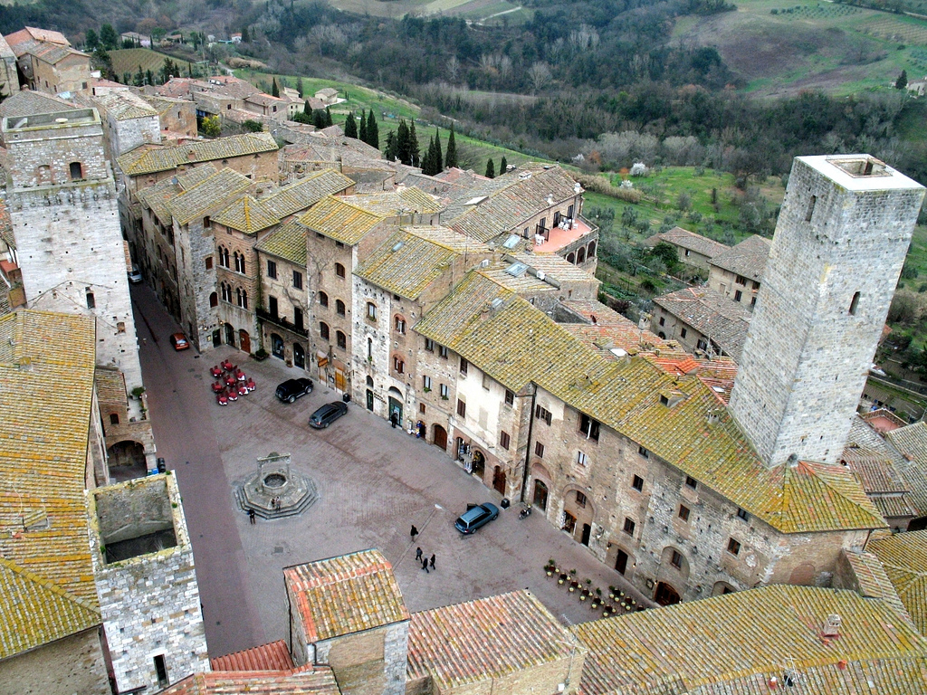 piazza di cisterna vu d'en haut